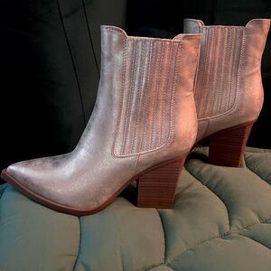 “Prairie” by Mia 
Size 8
Metallic Gold
Never worn over than try on with clothes.